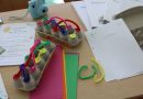 Spielutensilien und Dokumentationsbücher des Spieltreffs Heumaden auf einem Tisch