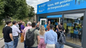 Bürger vor einem Infostand der Stadtwerke