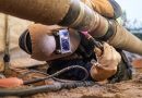 Arbeiter liegend bei Arbeiten an einer Wasserstoffleitung
