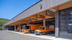 Müllfahrzeuge in der Halle des AWS-Betriebshofs in Wangen