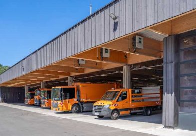 Müllfahrzeuge in der Halle des AWS-Betriebshofs in Wangen