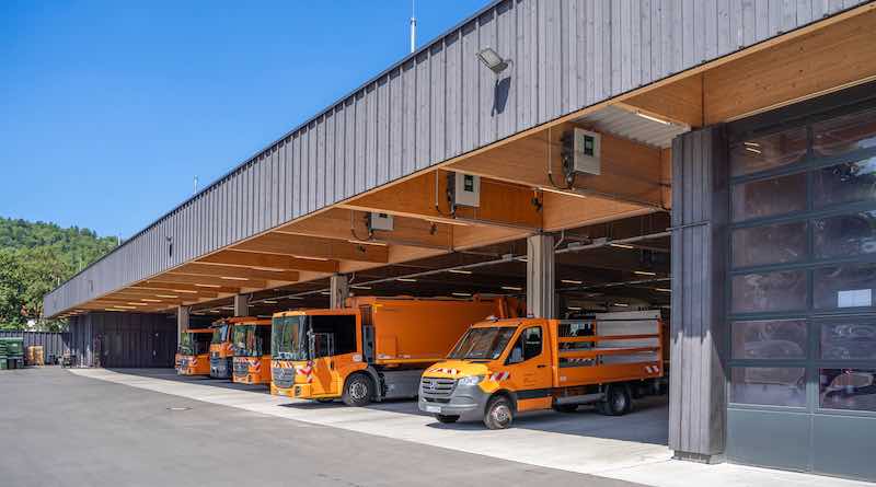 Müllfahrzeuge in der Halle des AWS-Betriebshofs in Wangen