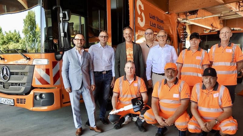 Gruppenfoto nach Schlüsselübergabe bei AWS in Wangen