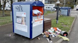 Müllablagerung neben einem Altkleidercontainer am Kirschenweg in Wangen