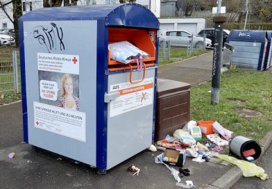 Müllablagerung neben einem Altkleidercontainer am Kirschenweg in Wangen