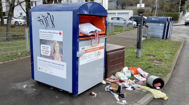 Müllablagerung neben einem Altkleidercontainer am Kirschenweg in Wangen