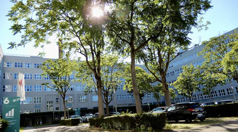 Blick von der Hedelfinger Straße in den Parkhof vor dem Büro Campus Wangen
