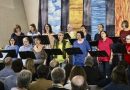 Blick über die ersten Besucherreig´hen auf den Frauenchor Fun Singers bei einem Konzertauftritt