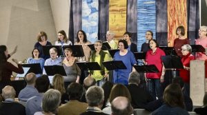Blick über die ersten Besucherreig´hen auf den Frauenchor Fun Singers bei einem Konzertauftritt