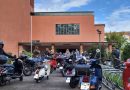 Vespas mit Teilnehmern an einem Vespa-Gottesdienst vor der Kreuzkirche Hedelfingen