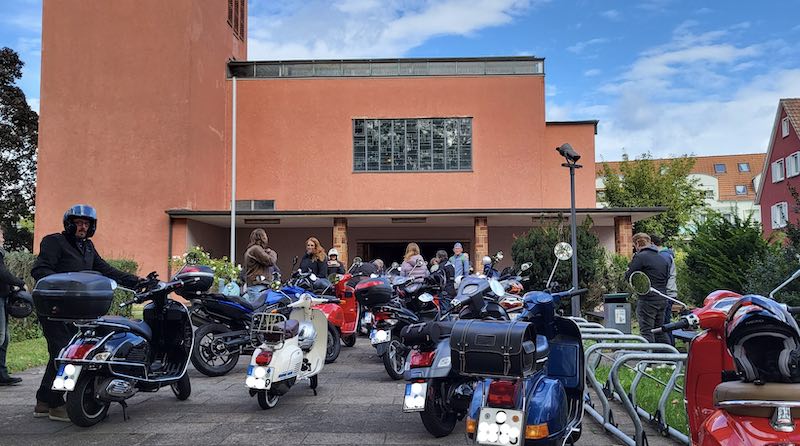 Vespas mit Teilnehmern an einem Vespa-Gottesdienst vor der Kreuzkirche Hedelfingen