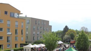 Blick auf Zelte und Festareal beim Quartiersfest an der Bernsteinstraße in Heumaden
