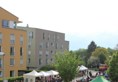 Blick auf Zelte und Festareal beim Quartiersfest an der Bernsteinstraße in Heumaden