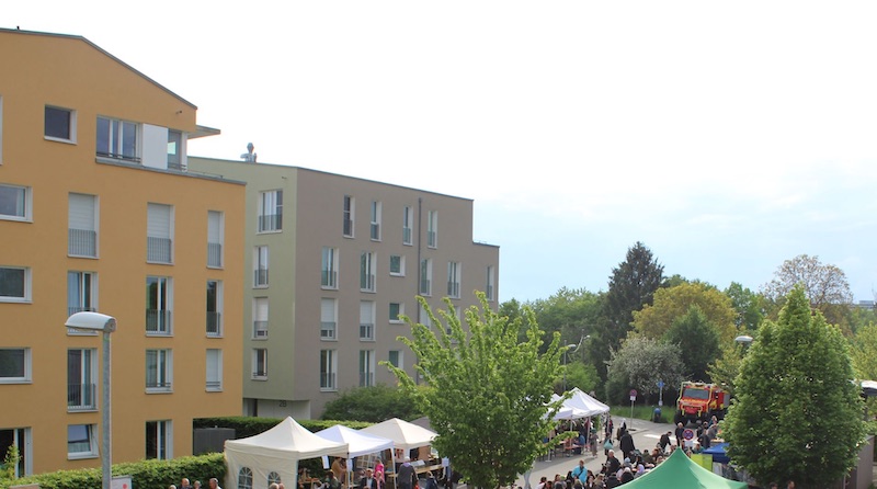 Blick auf Zelte und Festareal beim Quartiersfest an der Bernsteinstraße in Heumaden