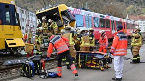 Rettungskräfte im Einsatz an der Stadtbahn-Unfallstelle in Wangen am 23.2.2024
