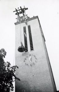 Eine Glocke wird neben dem Turm der Kreuzkirche hinaufgezogen (1930)