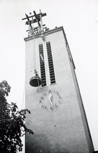 Eine Glocke wird neben dem Turm der Kreuzkirche hinaufgezogen (1930)