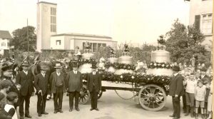 Feierliche Anlieferung der vier Glocken vor der Kreuzkirche 1930