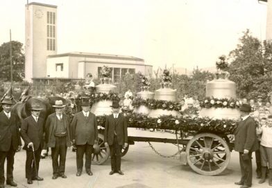 Feierliche Anlieferung der vier Glocken vor der Kreuzkirche 1930