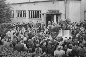 Feierlicher Empfang neuer Glocken vor der Kreuzkirche 1951