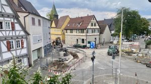 Blick aus dem Bezirksrathaus auf die Baustelle an der Kreuzung Amstetter/Friedrichshafener/Heumadener Straße