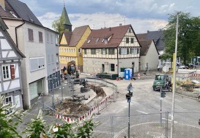 Blick aus dem Bezirksrathaus auf die Baustelle an der Kreuzung Amstetter/Friedrichshafener/Heumadener Straße