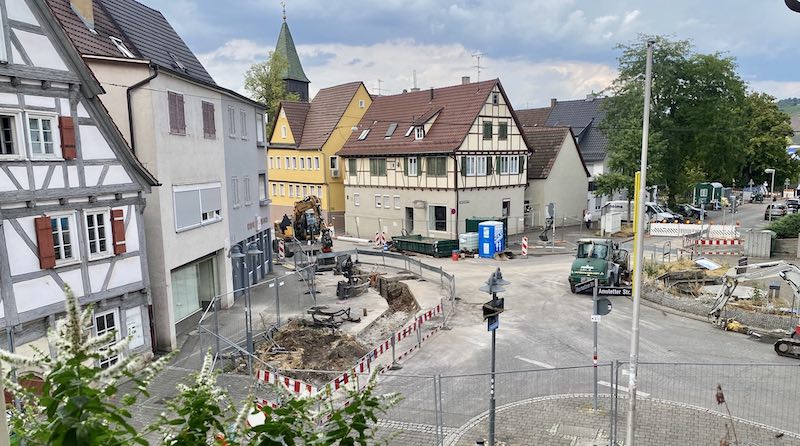 Blick aus dem Bezirksrathaus auf die Baustelle an der Kreuzung Amstetter/Friedrichshafener/Heumadener Straße