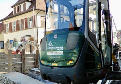 Bagger auf der Baustelle vor dem Bezirksrathaus Hedelfingen