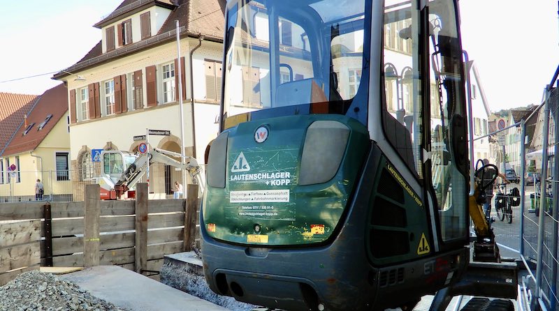 Bagger auf der Baustelle vor dem Bezirksrathaus Hedelfingen