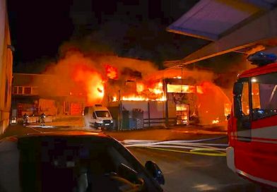 Brennende Halle auf dem Großmarkt in Stuttgart