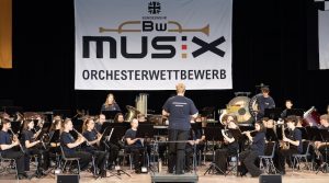 Orchester des Jugendmusikzugs auf der Bühne beim Wettbewerb musix
