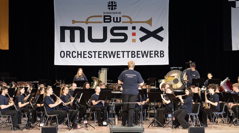Orchester des Jugendmusikzugs auf der Bühne beim Wettbewerb musix