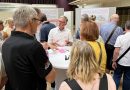 Ostfilderns Bürgermeister Michael Lübke in der Diskussion mit Bürgern