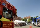 Blick zwischen Feuerwehr- und THW-Fahrzeug auf Festzelt vor der Kelter