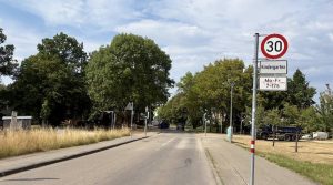 Blick von der Florentiner Straße zum Fußgängerüberweg am Ilse-Beate-Jäkel-Weg