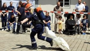 Jugendfeuerwehrlerin beim Wettkampf