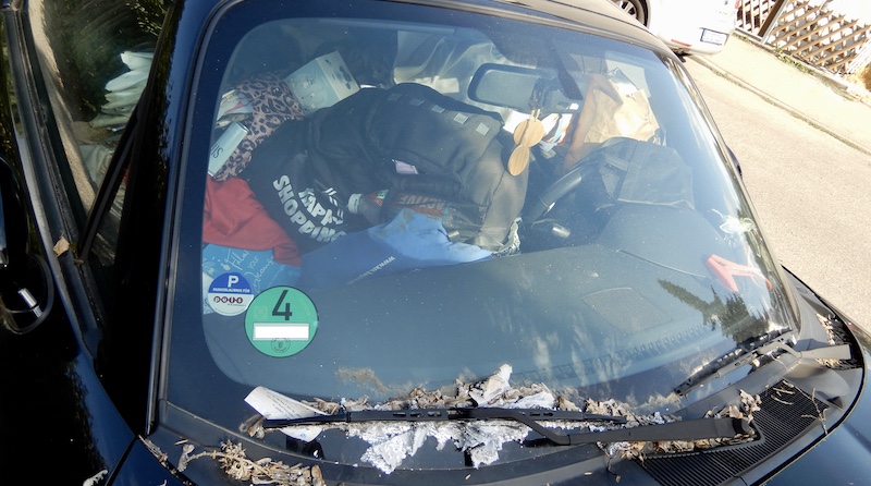 Vermüllter Mazda Roadster beim Friedhof Hedelfingen