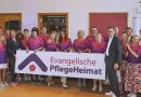 Teamfoto bei der Präsentation des neuen Logos der Evangelischen PflegeHeimat
