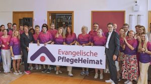 Teamfoto bei der Präsentation des neuen Logos der Evangelischen PflegeHeimat