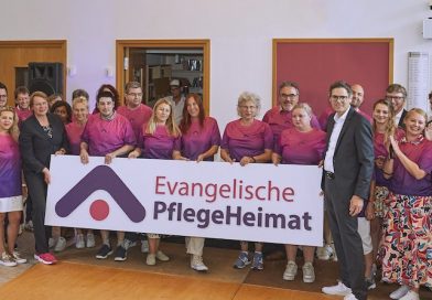 Teamfoto bei der Präsentation des neuen Logos der Evangelischen PflegeHeimat