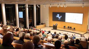 Blick von der Empore in den großen Sitzungssaal bei einer Veranstaltung im Stuttgarter Rathaus