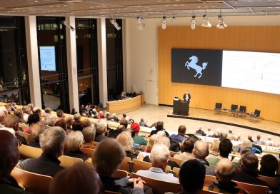 Blick von der Empore in den großen Sitzungssaal bei einer Veranstaltung im Stuttgarter Rathaus
