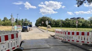 Blick über die beim Ilse-Beate-Jäkel-Weg gesperrte Spaichinger Straße
