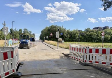 Blick über die beim Ilse-Beate-Jäkel-Weg gesperrte Spaichinger Straße