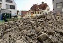 Blick über Bauschutt auf das Hedelfinger Bezirksrathaus