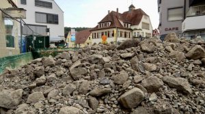 Blick über Bauschutt auf das Hedelfinger Bezirksrathaus
