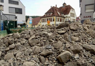 Blick über Bauschutt auf das Hedelfinger Bezirksrathaus
