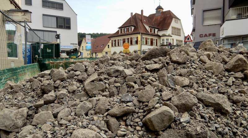 Blick über Bauschutt auf das Hedelfinger Bezirksrathaus