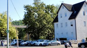 Blick in Richtung Wilhelmsschule auf die Parkplätze an der Gingener Straße