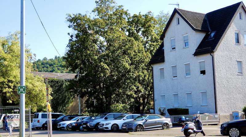 Blick in Richtung Wilhelmsschule auf die Parkplätze an der Gingener Straße